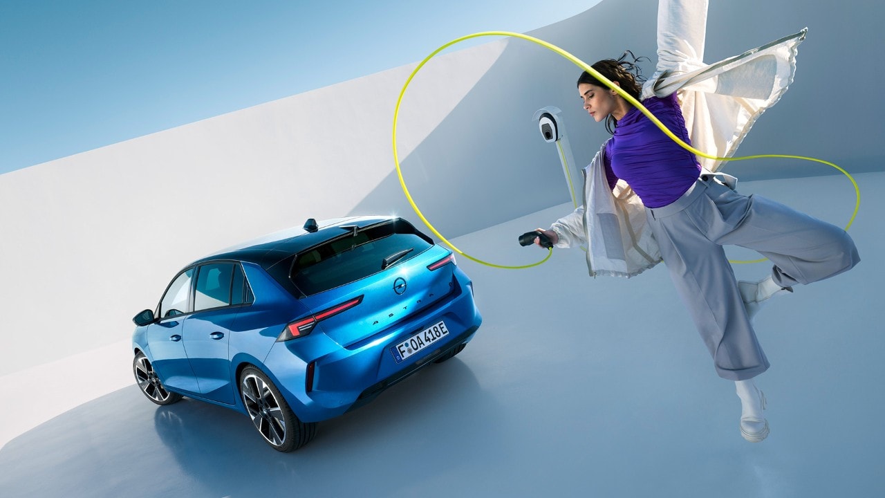 Vue arrière d'une Opel Astra Electric bleue