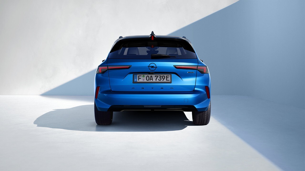 Vue arrière d’une Opel Astra Sports Tourer bleue