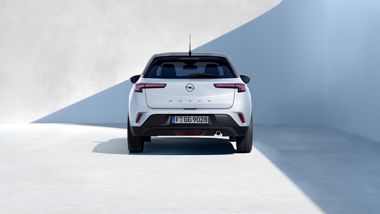 Vue arrière d'un Opel Mokka blanc avec toit noir