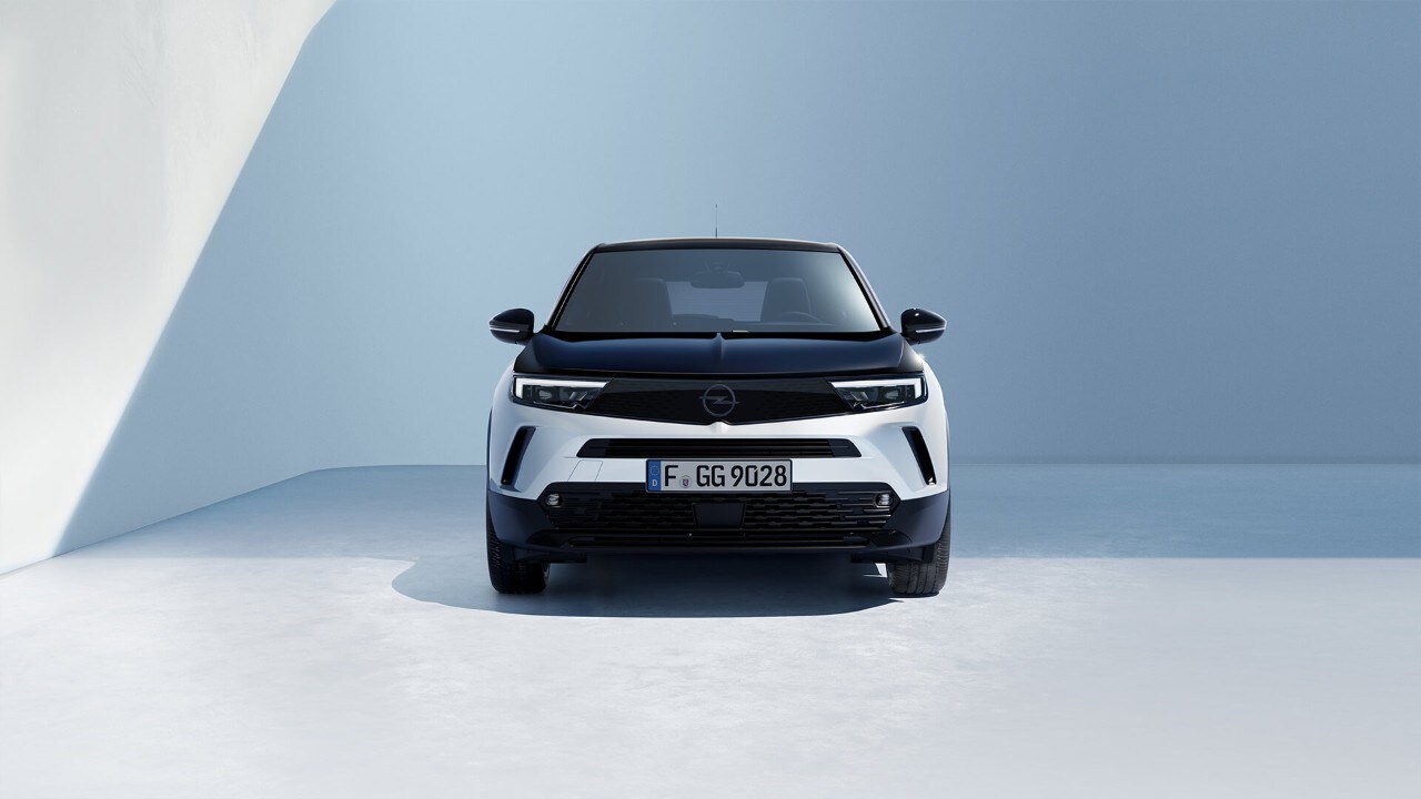 Vooraanzicht van een witte Opel Mokka met zwart dak