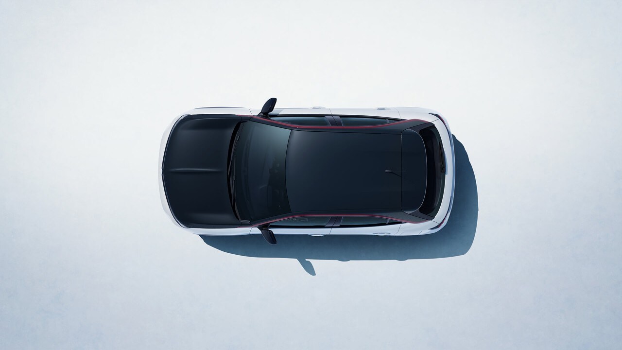 Bovenaanzicht van een witte Opel Mokka met zwart dak